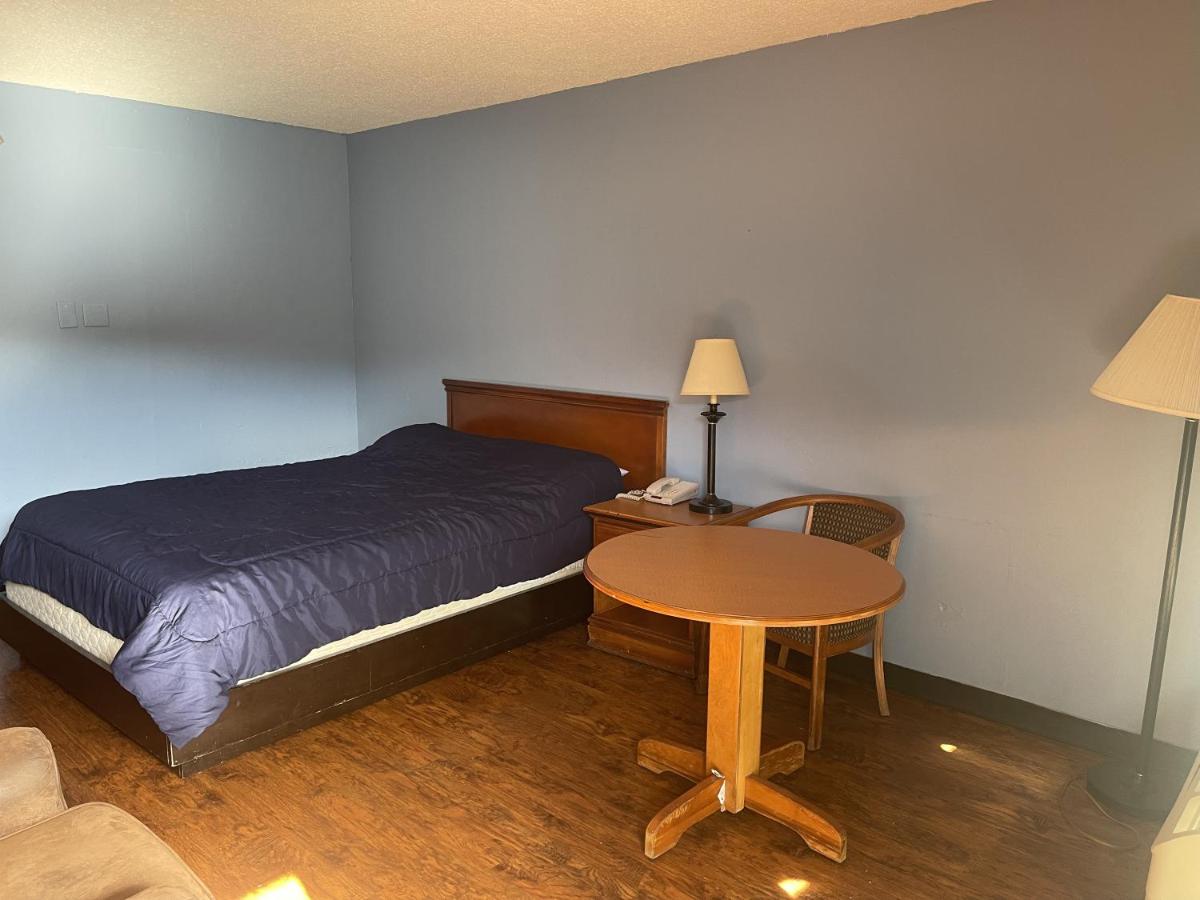 Tyler Inn & Suites — photo 2