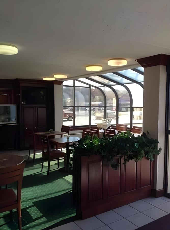 Astoria Hotel Danville West — photo 22