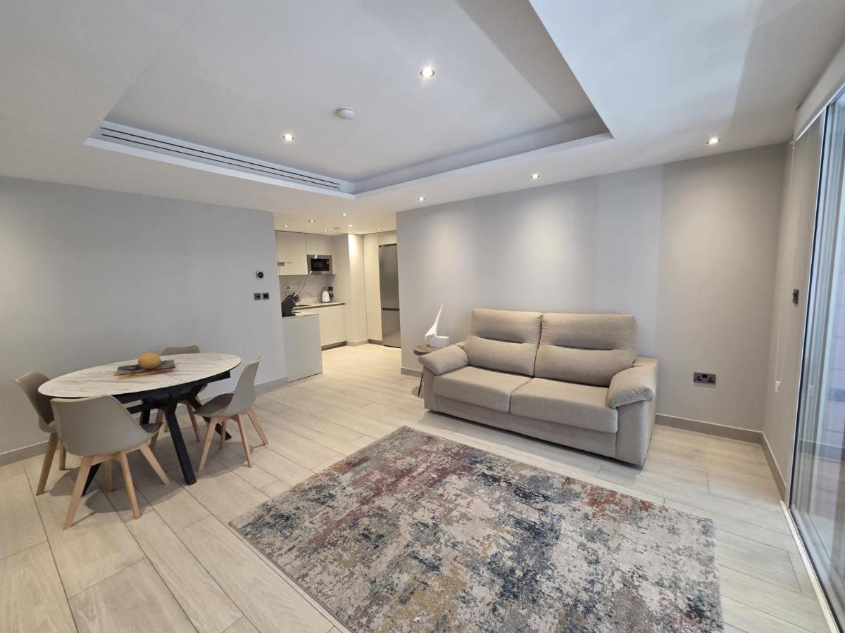 Luxury Marina Apartment, Pool, Views & Prime Location