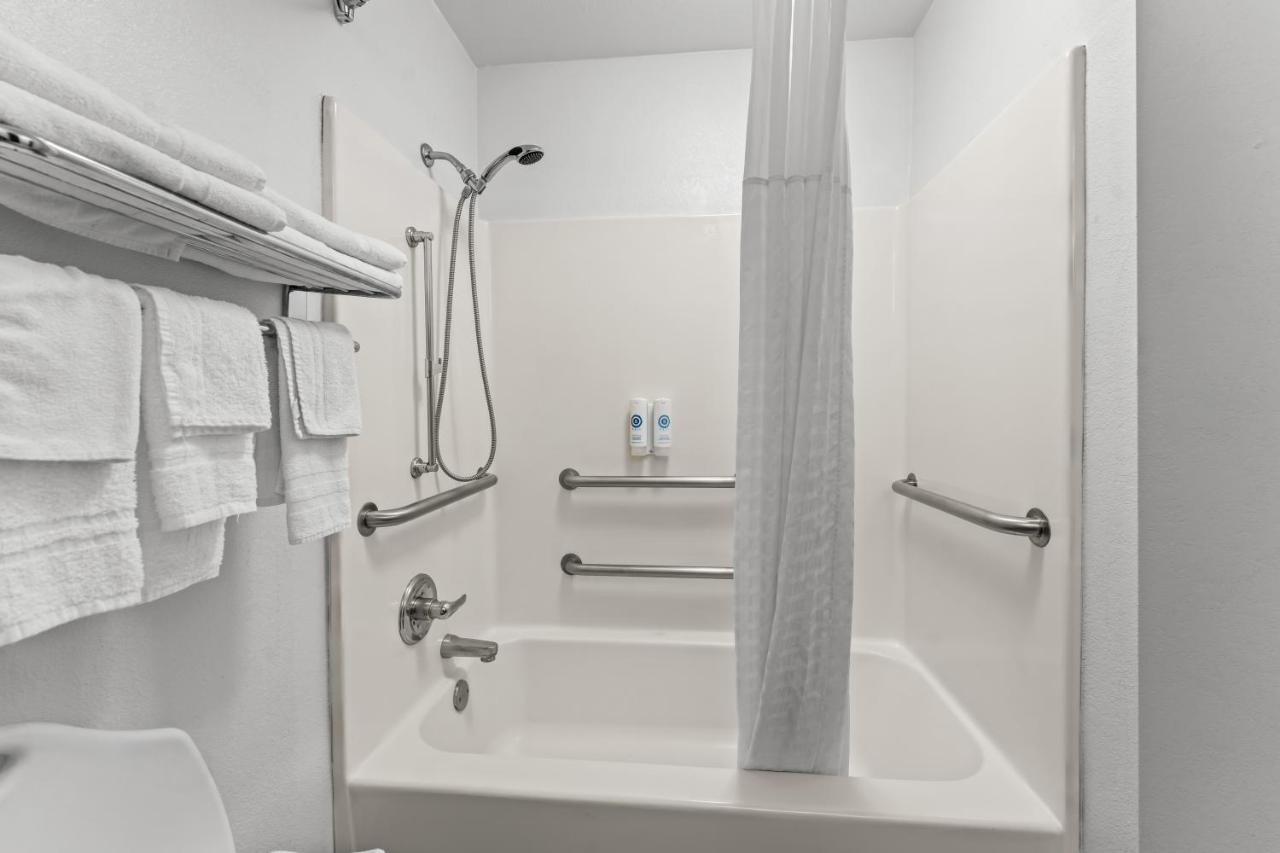 Guest House Inn & Suites — photo 22