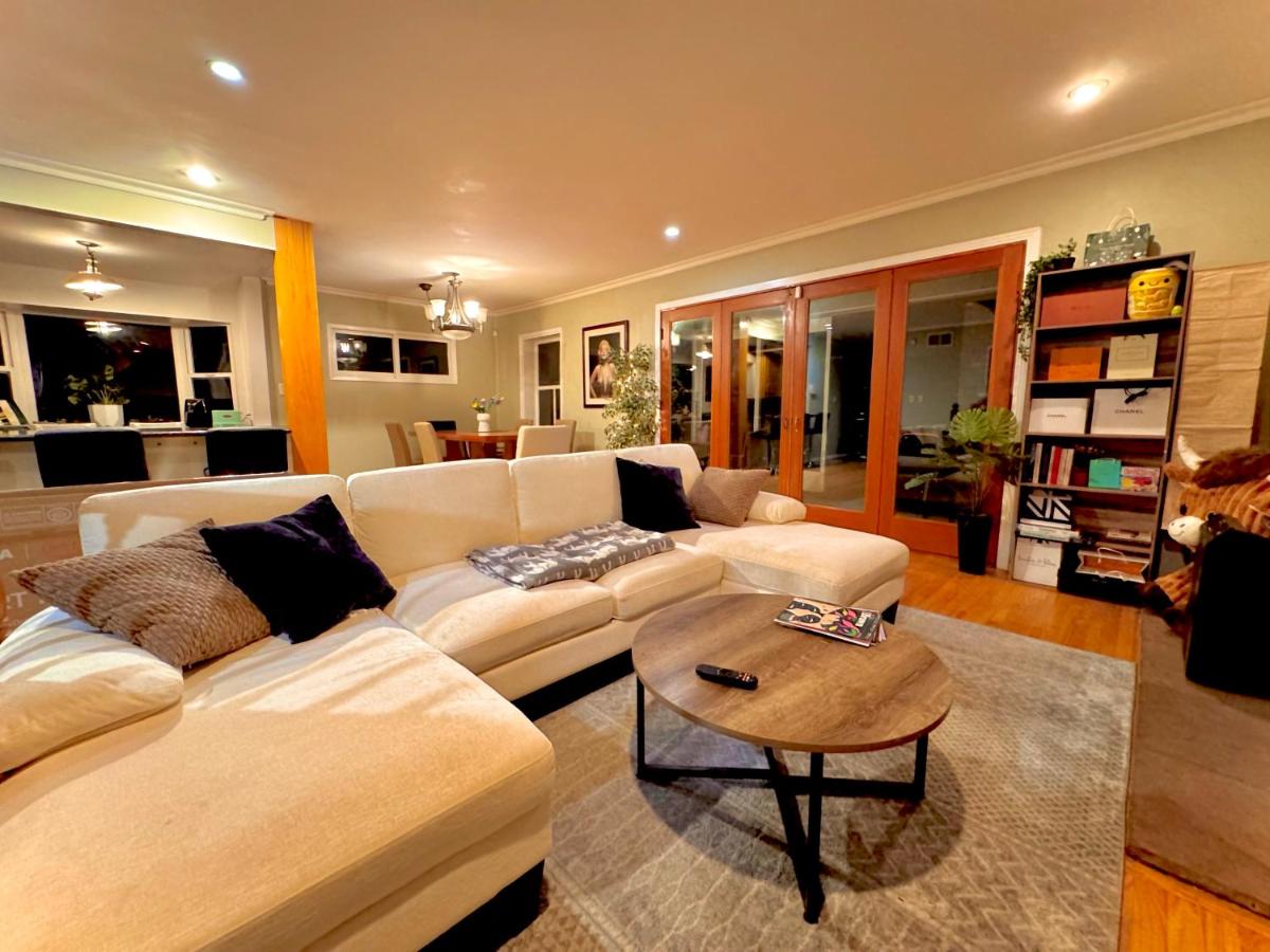 West LA - Family House & Private Yard - 10 mins from LAX & Beach - 2