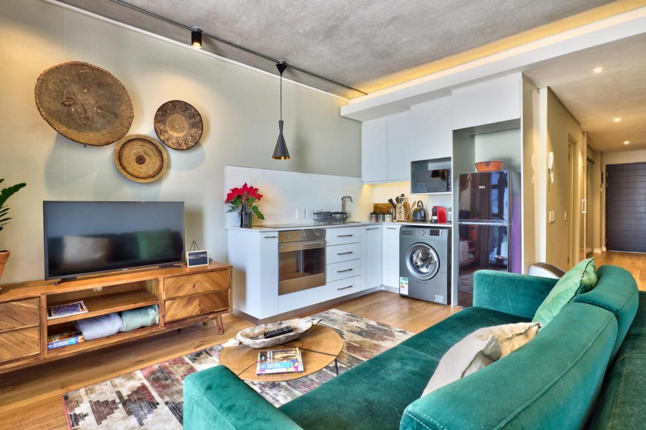 Waterfront apartment with balcony & views - 4