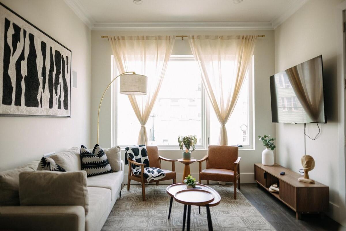 LUXE 3BR with Free Parking & Backyard and 15min to NYC - 2