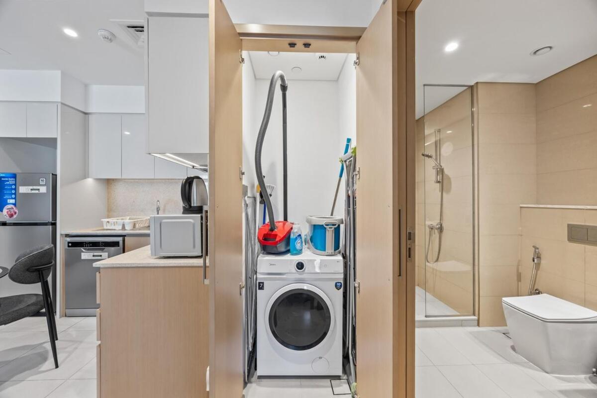 Dreamy Apartment,Pool with Burj khalifa View ,5Min Walk to Dubai Mall - 3