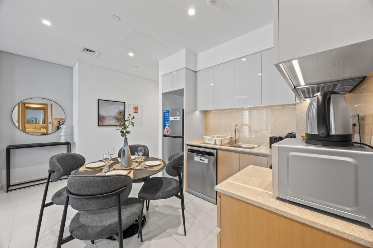 Dreamy Apartment,Pool with Burj khalifa View ,5Min Walk to Dubai Mall - 5