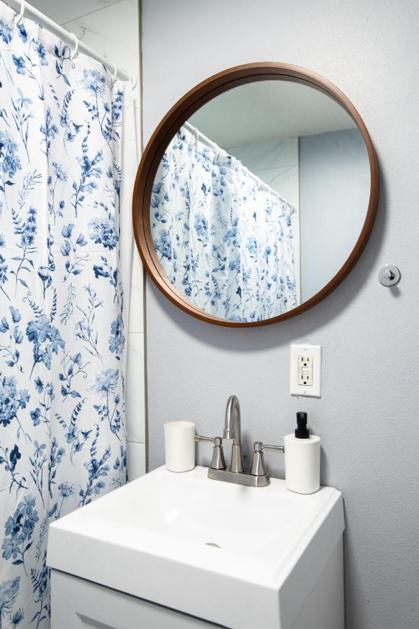 3bedroom 2bath Unit complementary parking onsite - 3