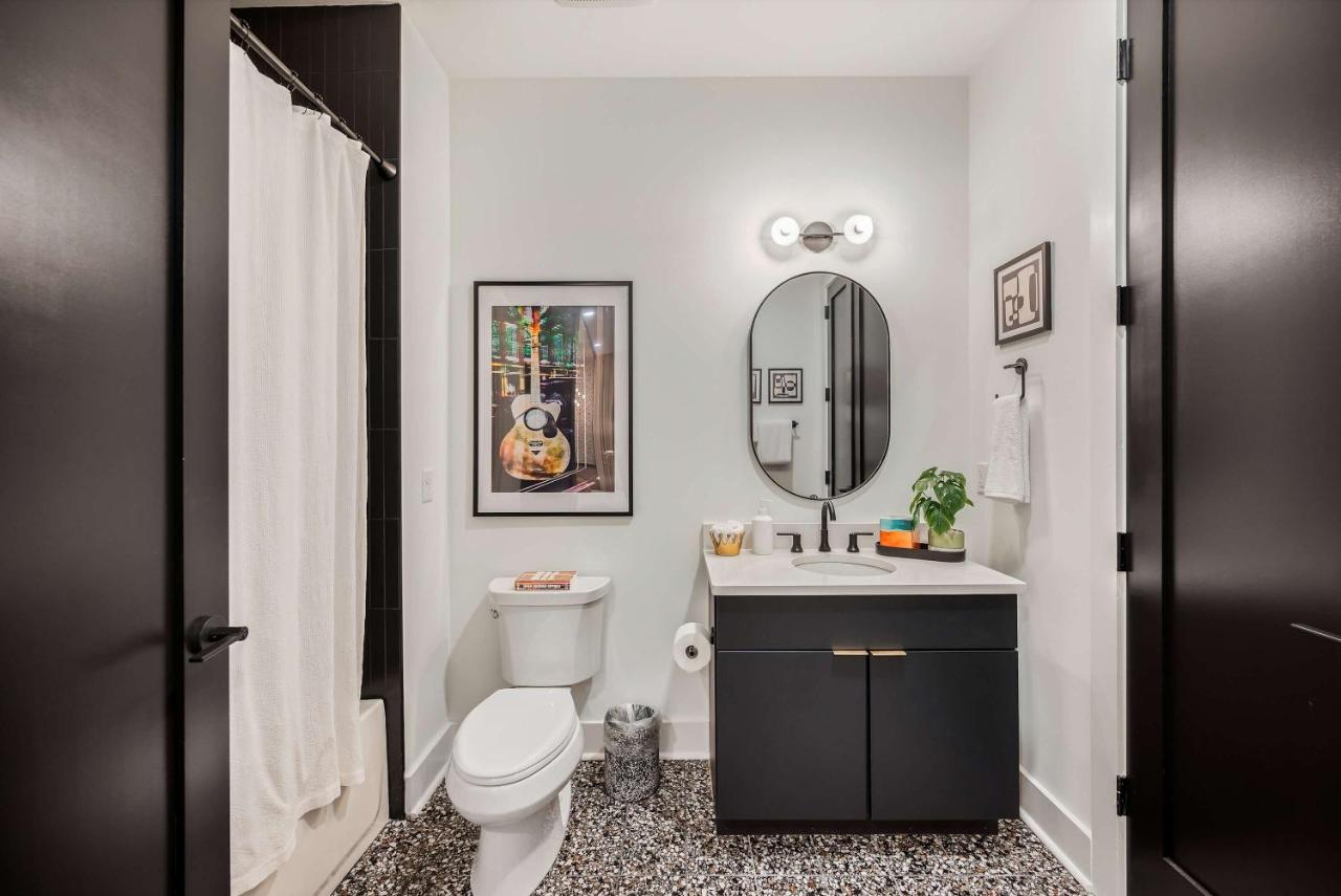 New 2 Luxe Penthouses with Balcony and City Views - 5