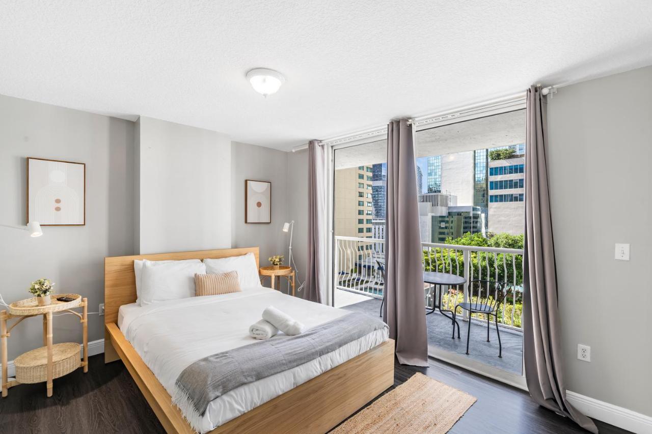 Luxurious 3BR Condo with Pool in Brickell - 2