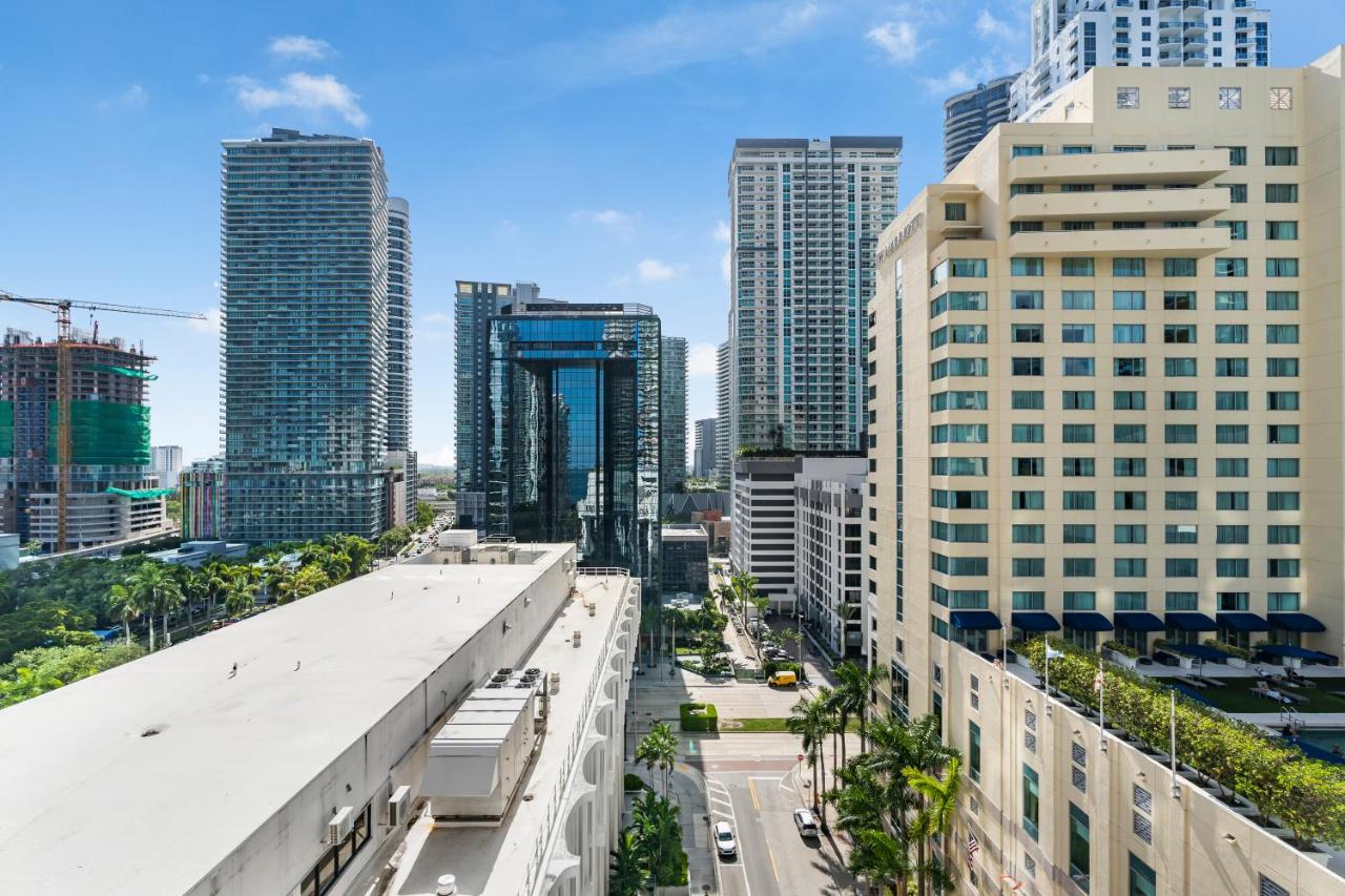 Luxurious 3BR Condo with Pool in Brickell - 4