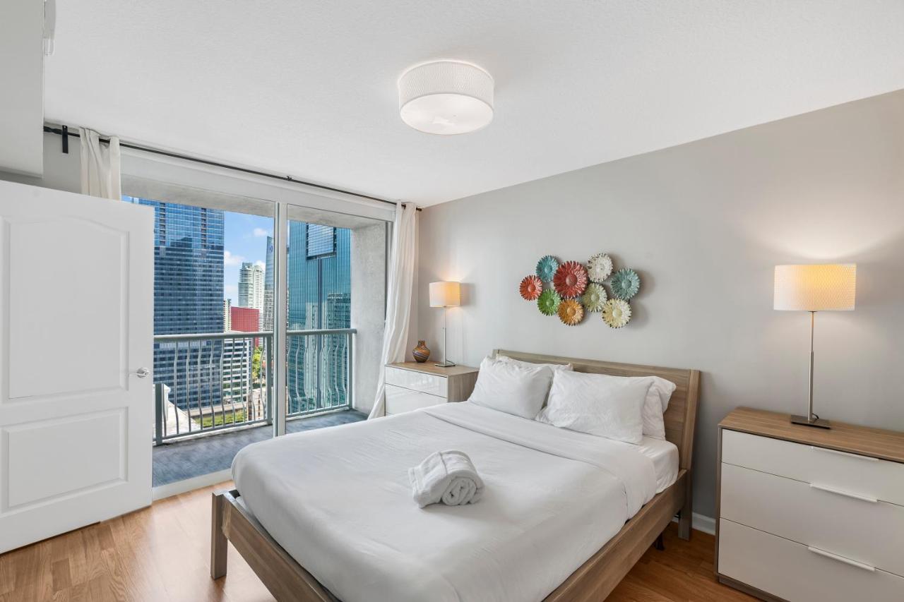 Fantastic 2BR Condo on 31st Floor Free Parking - 3