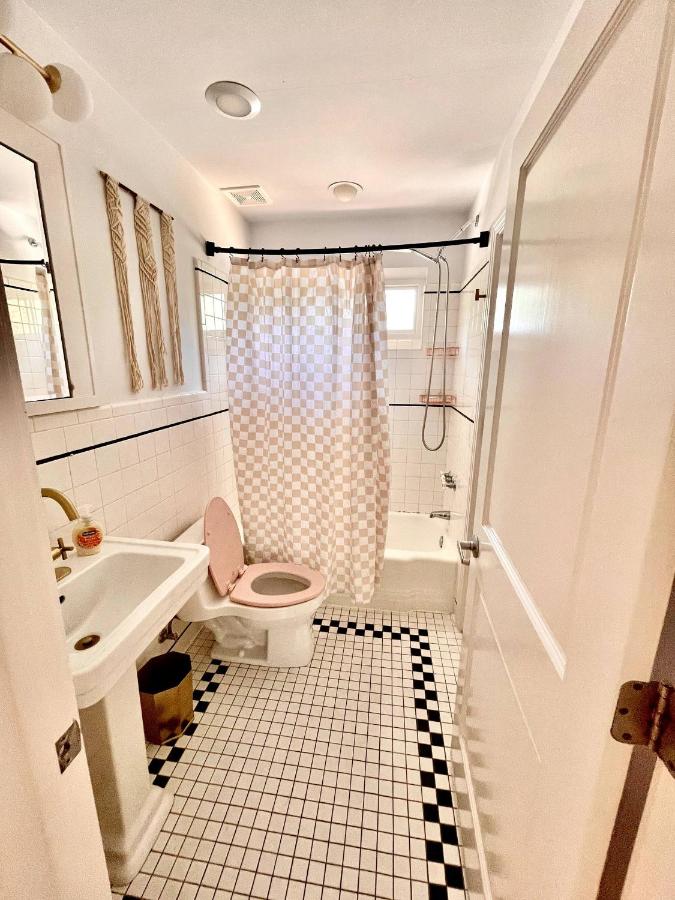 Deep Eddy 2/1 Bungalow + Fenced Yard! - 2