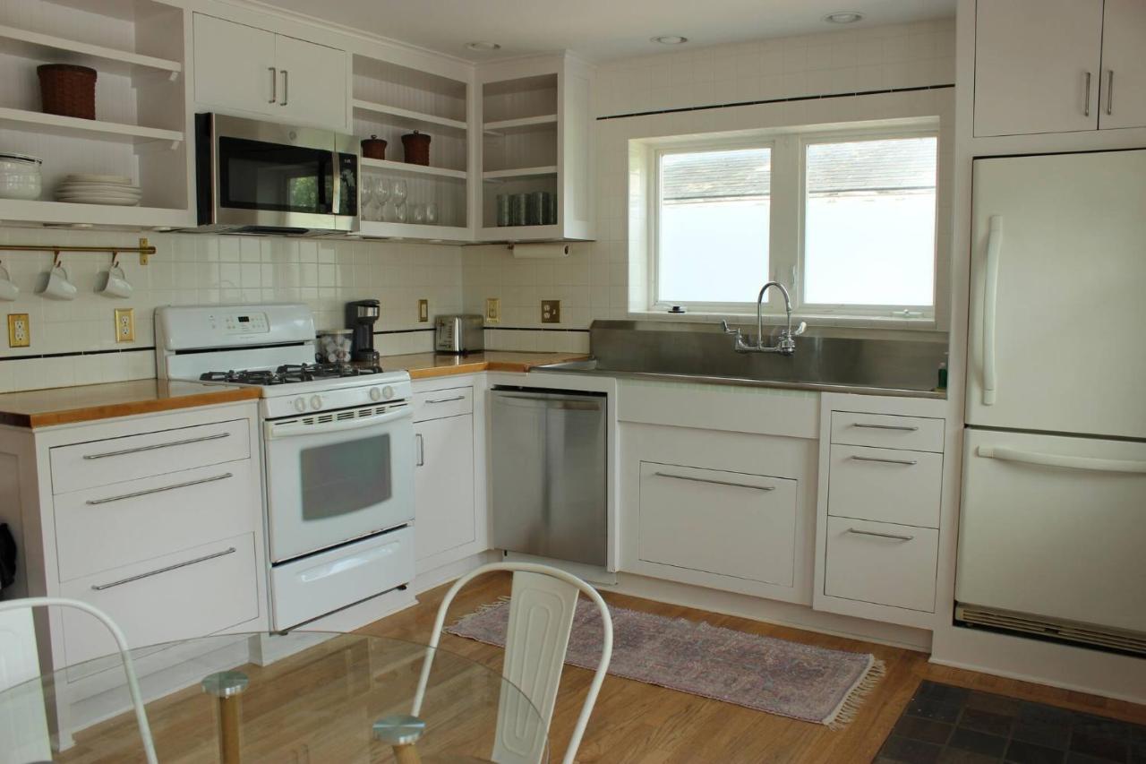 Deep Eddy 2/1 Bungalow + Fenced Yard! - 3