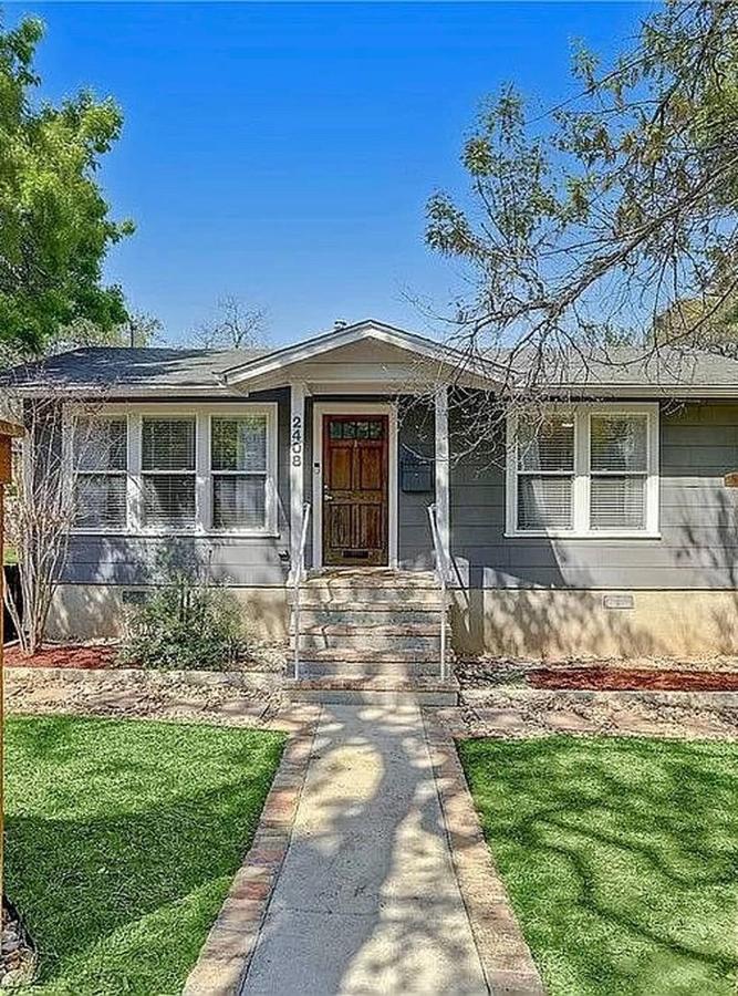 Deep Eddy 2/1 Bungalow + Fenced Yard! - 4