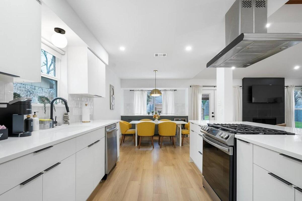 Stylish Austin Escape 4BR, 2BA, Minutes from Domain, Q2 Stadium - 2