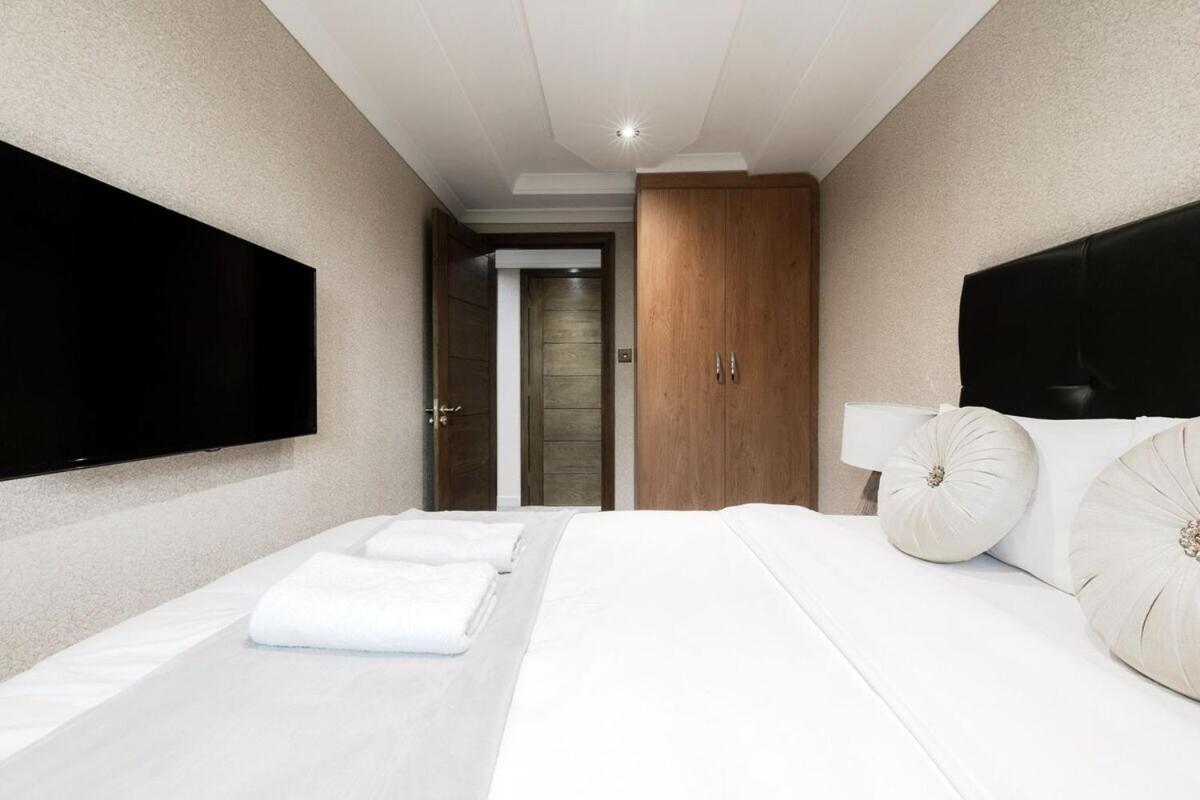 Chic 3BDR in Prime Central Location - 4