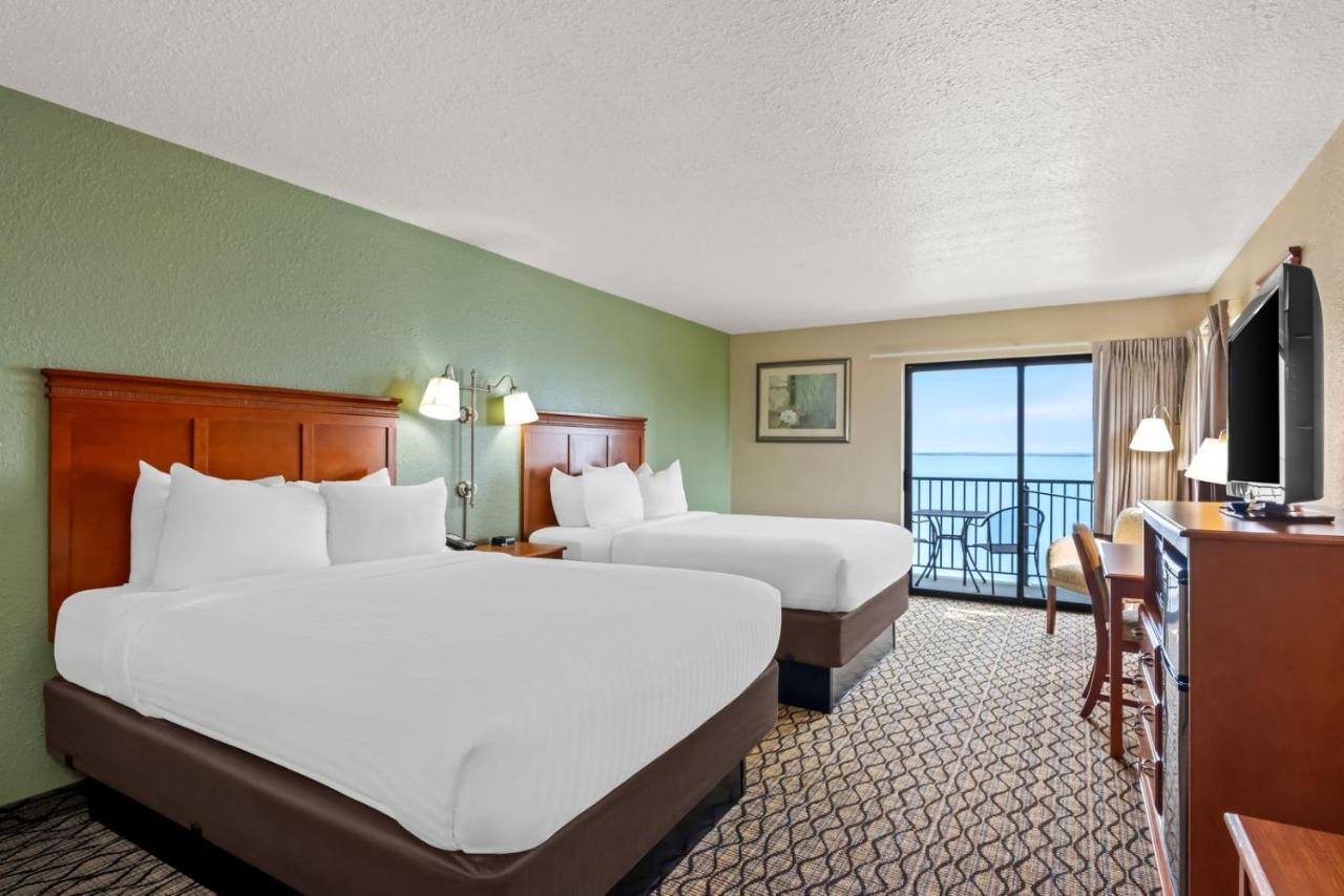 Beachfront Hotel Houghton Lake — photo 22