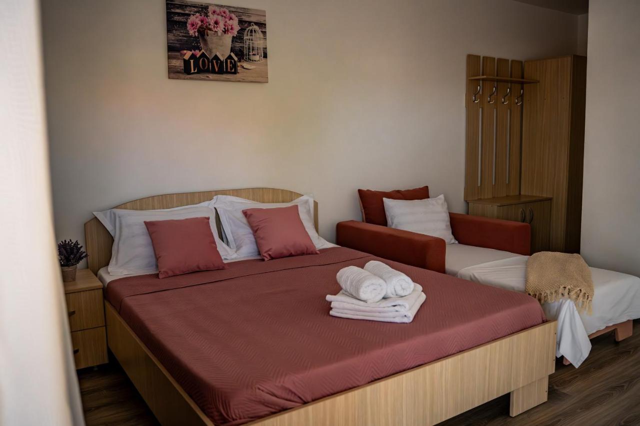 Cameră dublă: pat matrimonial, canapea, mobilier din lemn deschis