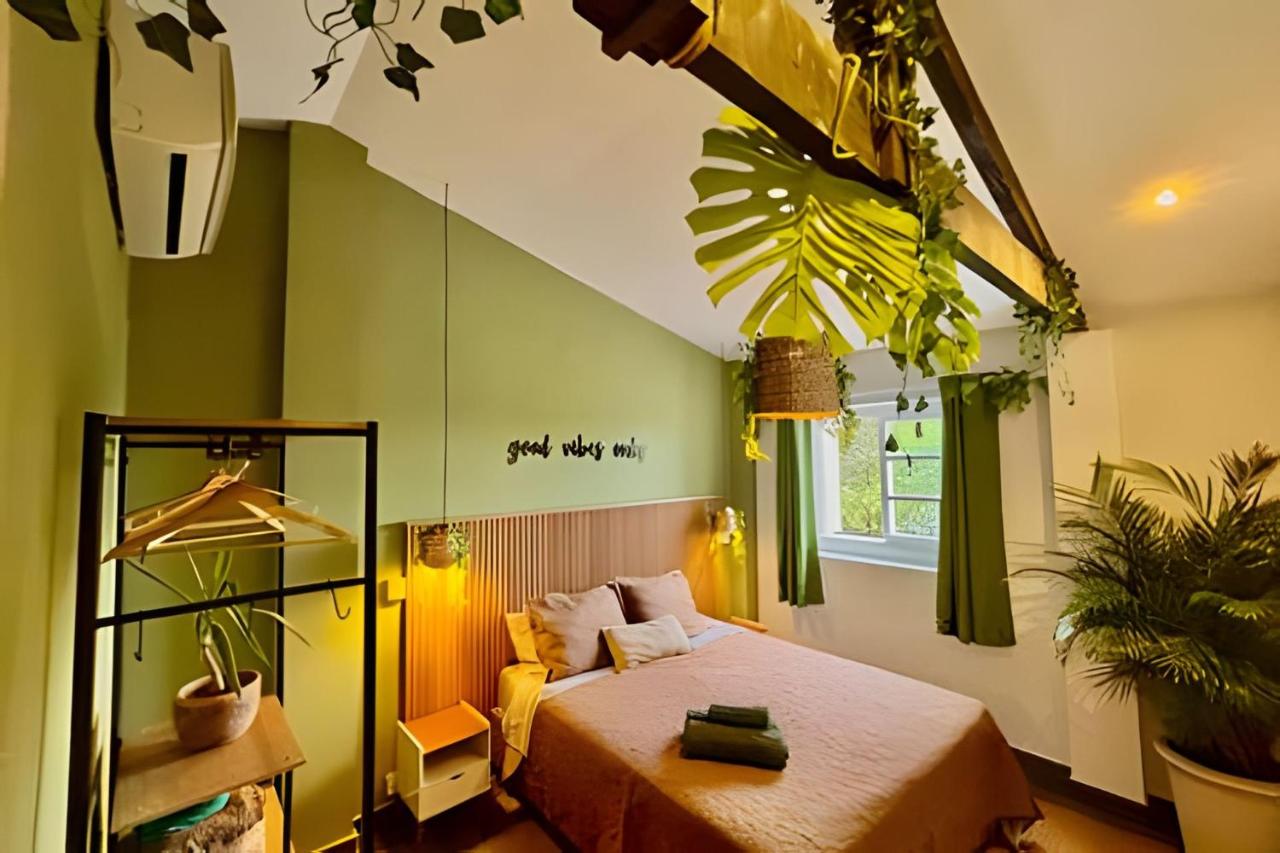 Explorer Bar - Tropical Room