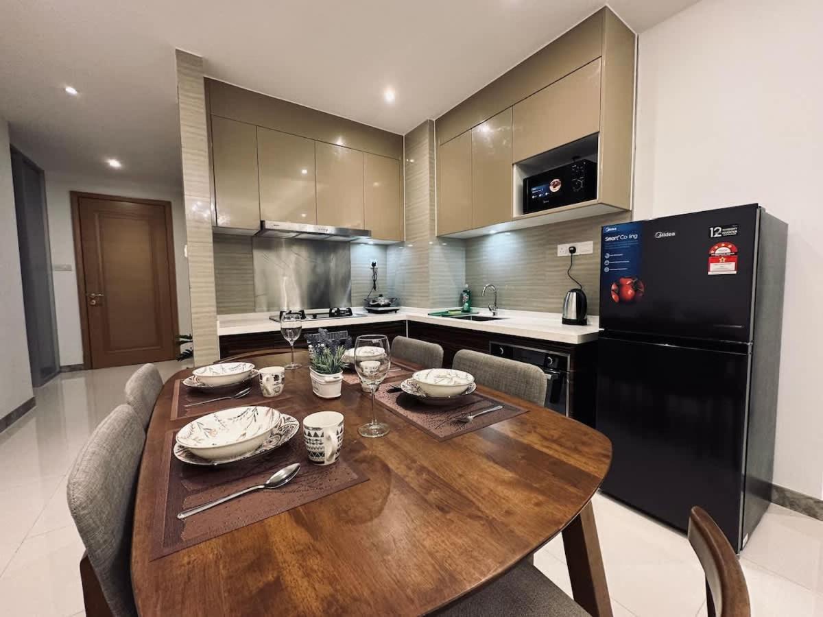 Emerald Homes at R&F - free WiFi & 1 carpark - Dual-Key - 4