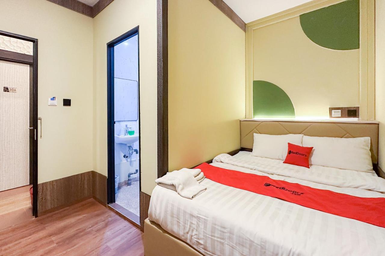 RedDoorz Plus at Pasar Bengkong Centre Batam - 2