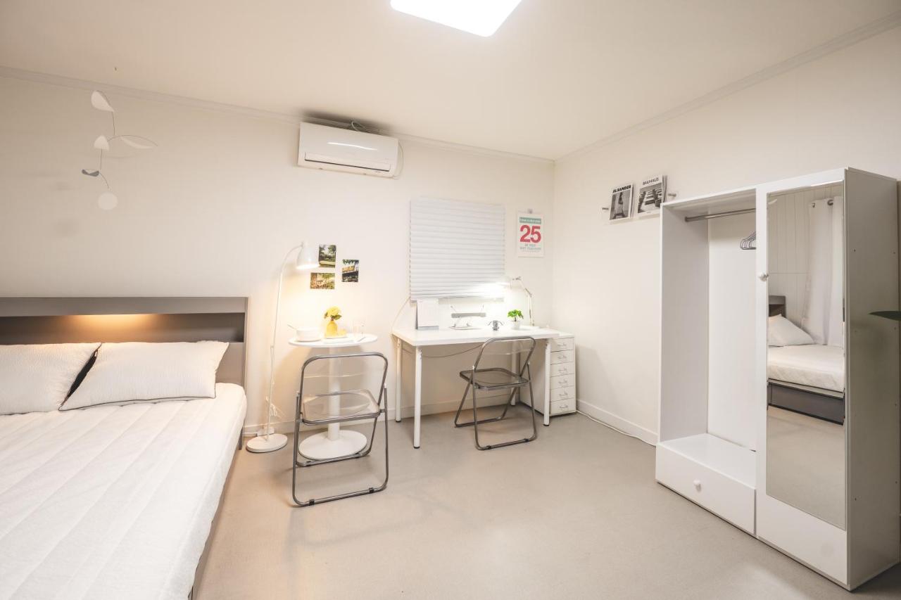 Serene Gray Retreat - 8 min walk from the subway station - 3