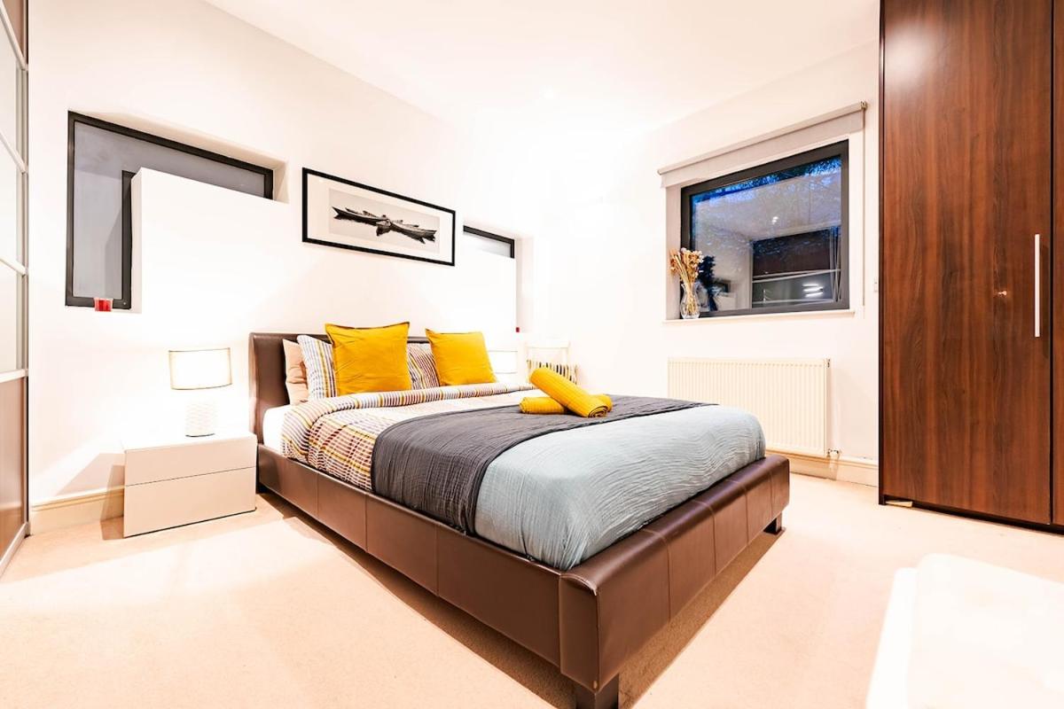 Prime Location in Farringdon Large One Bedroom Flat - 2