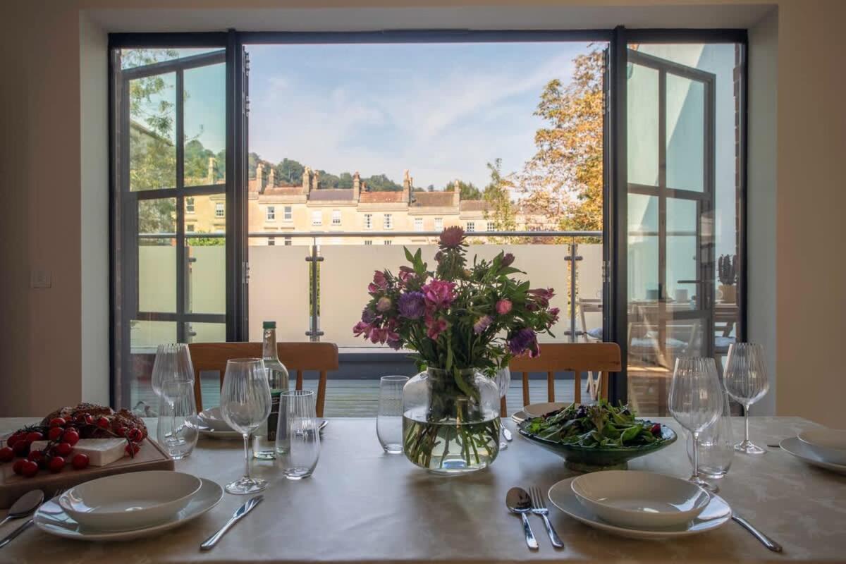 Bright open plan living - Bath - Free Parking