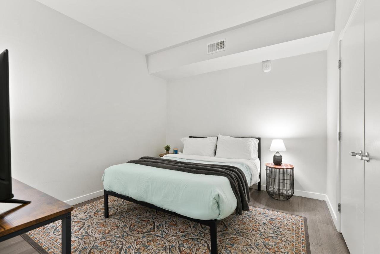 Spacious and Bright West Hollywood Pool & Gym - 2