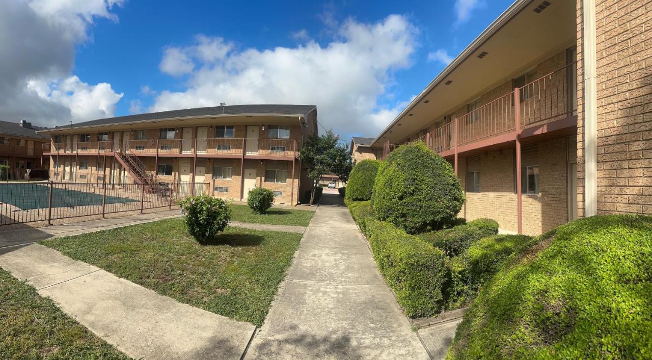 Hallmark Inn & Suites — photo 4