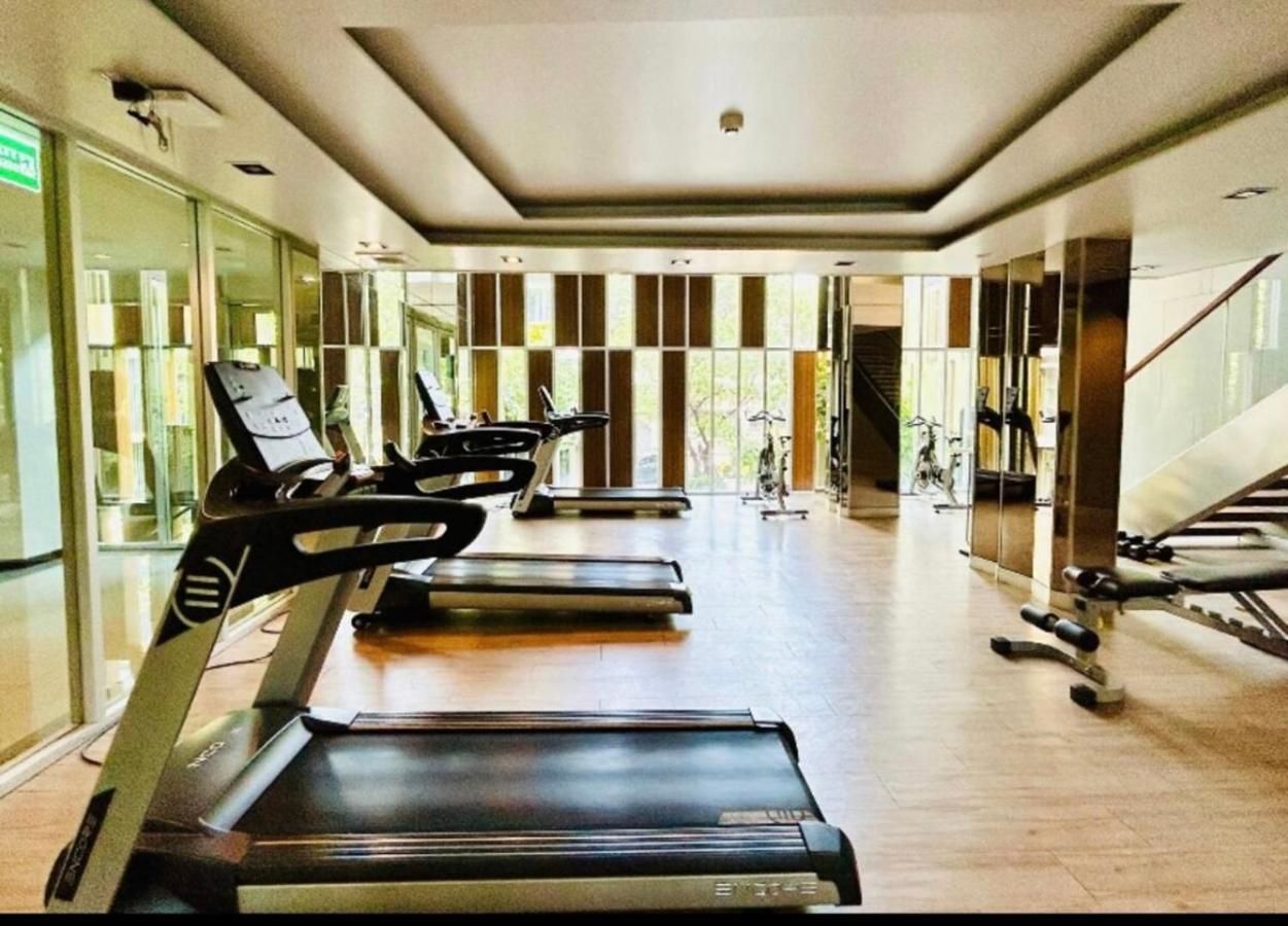 Welcome to warm room here have gym saona Netflix - 5