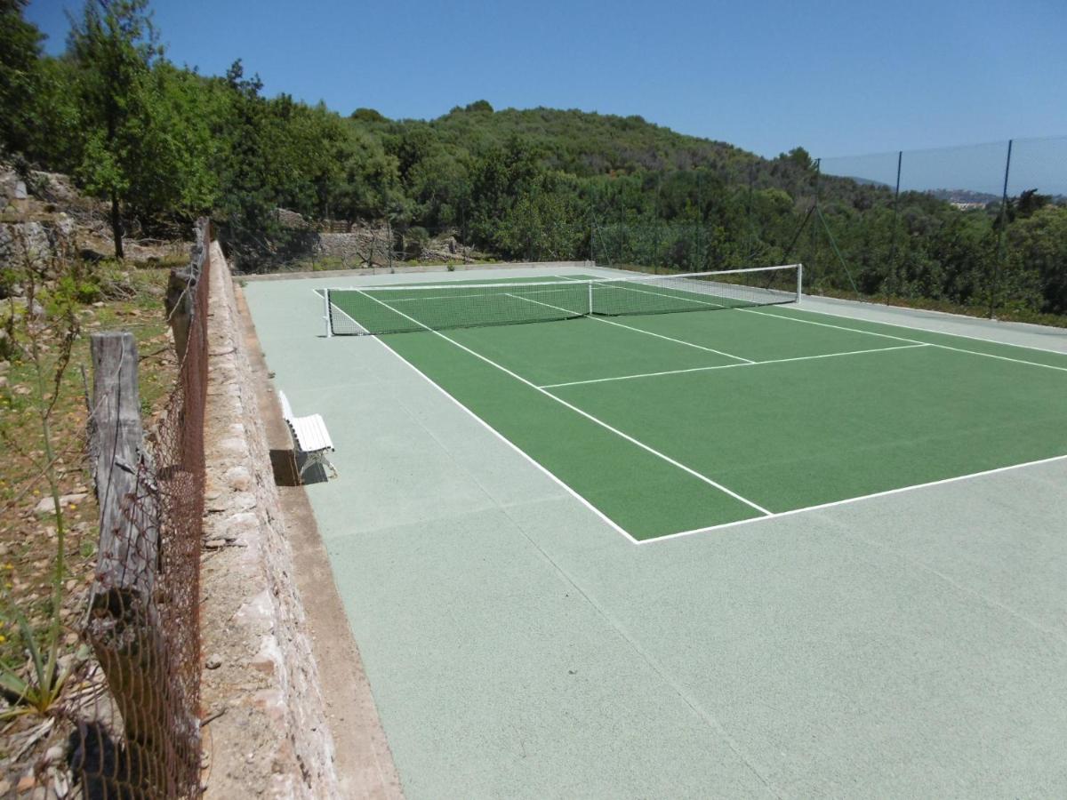 Tennis court: Hotel Llenaire