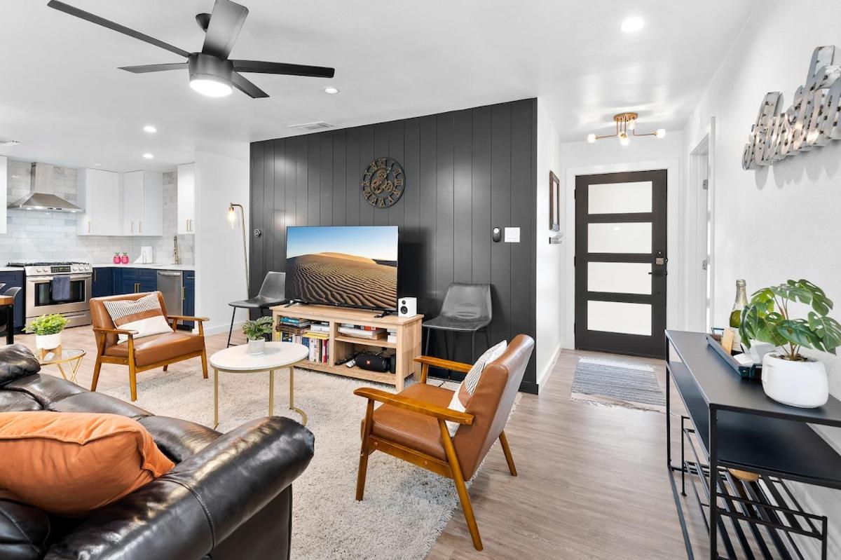 Lux Texan Home | 4BR | Near DT | Sleeps 10! - 2