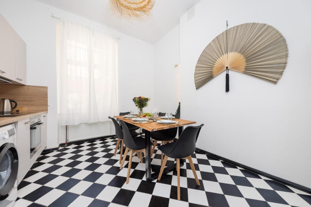 Central 6 Beds Apartment, Group & Family Friendly, Kitchen, Washer, Work Station, Netflix & PayTV - 5