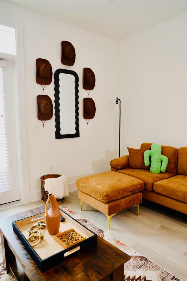 Casita Cactus - Mins to Q2 & Domain - WiFi plus Pool