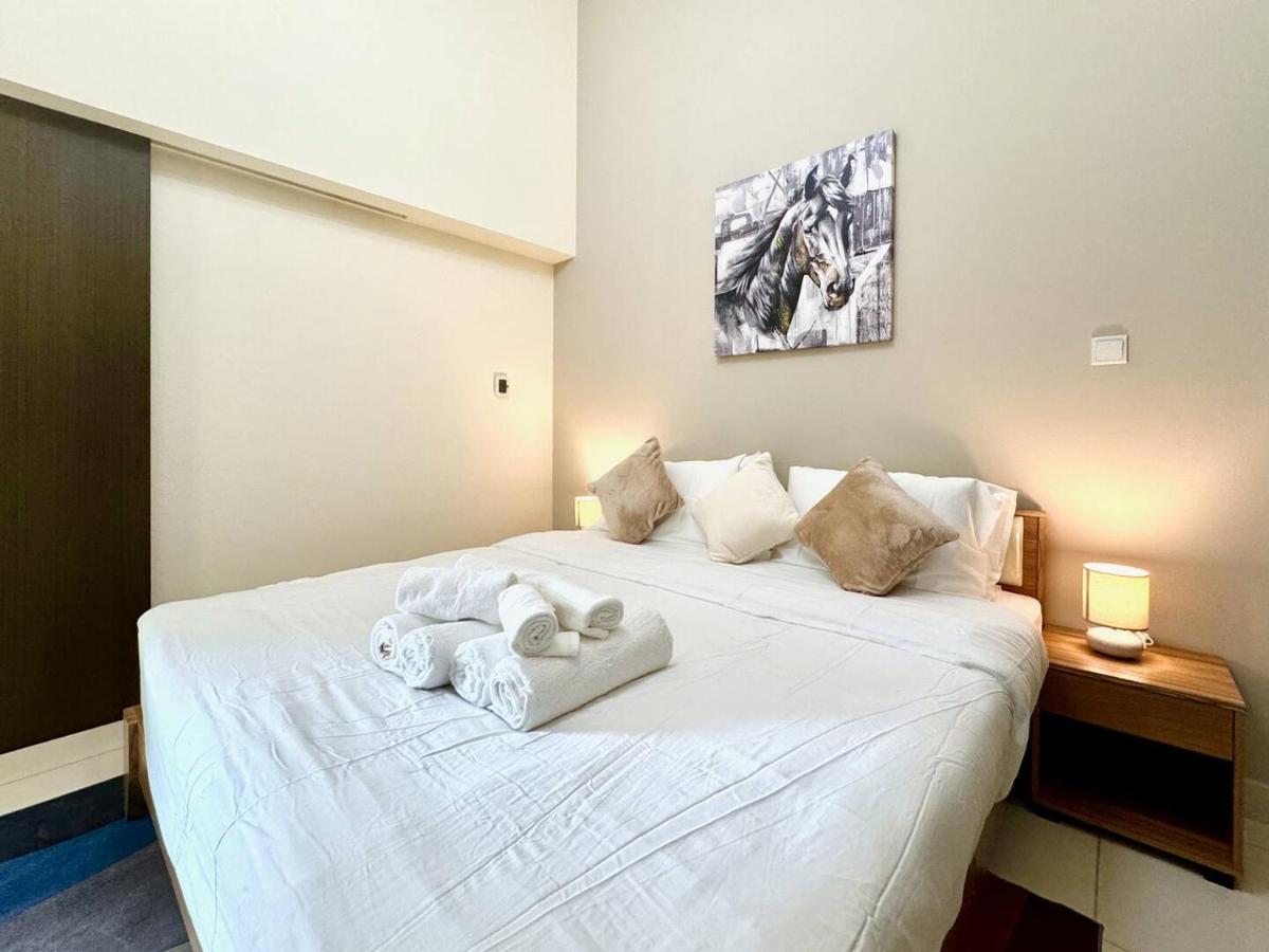 Luxury Apt Near Burj & Metro - 2