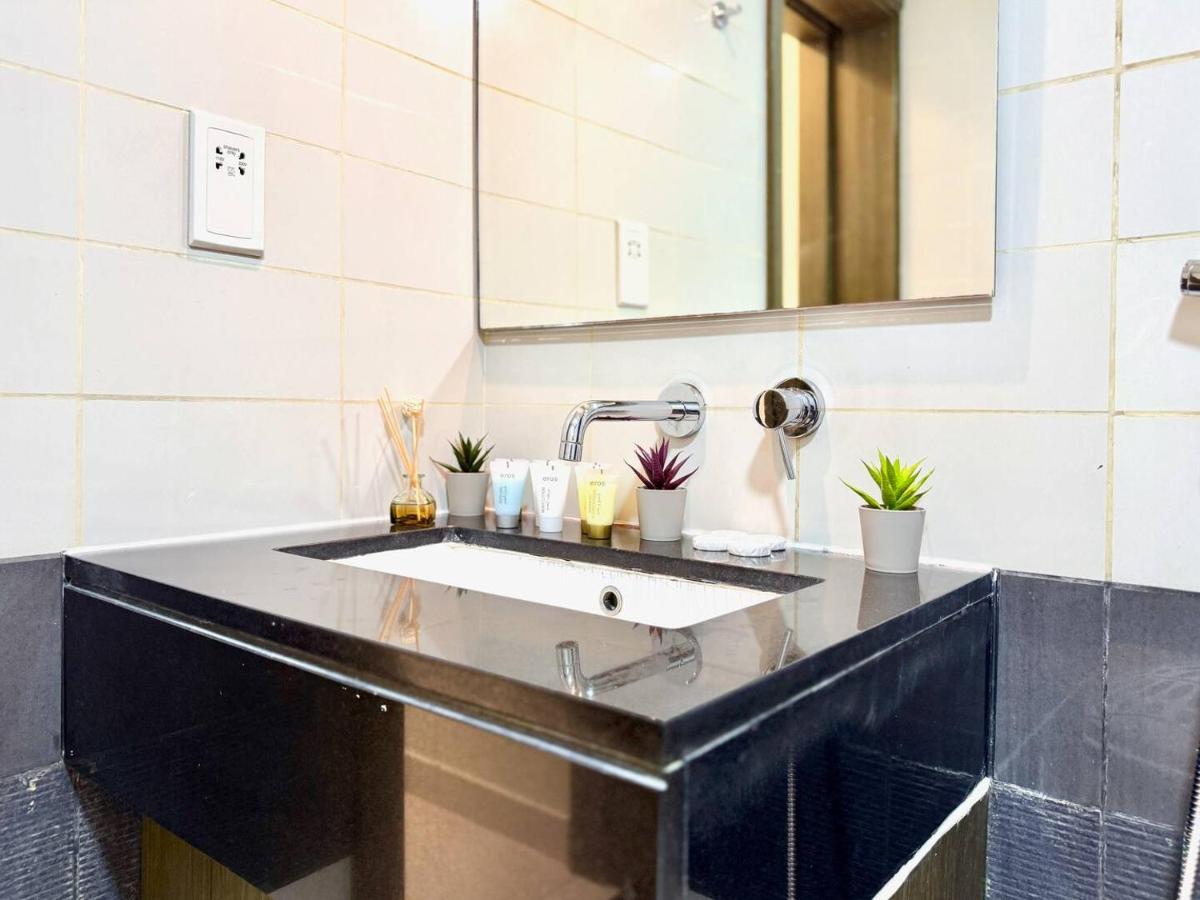 Luxury Apt Near Burj & Metro - 3