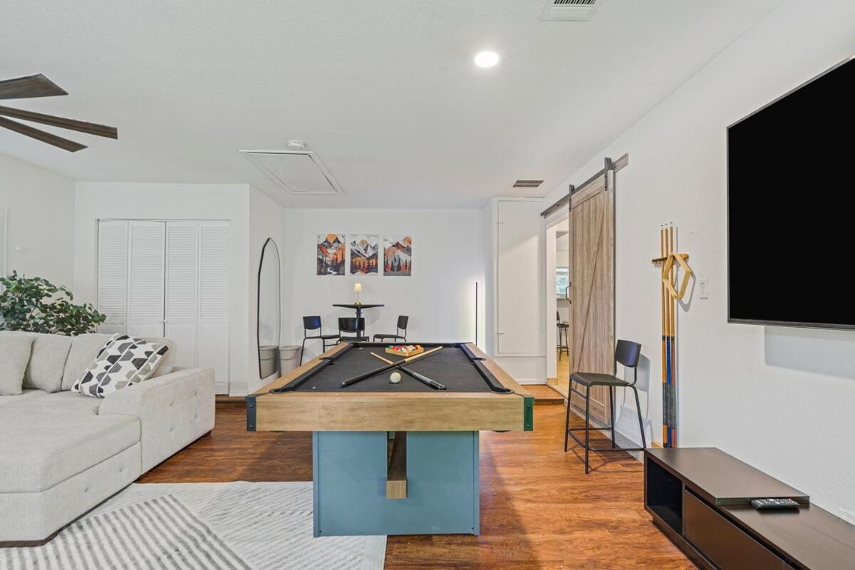 Pool House - Hot tub - Close to DT- Airport -Lounge - 2