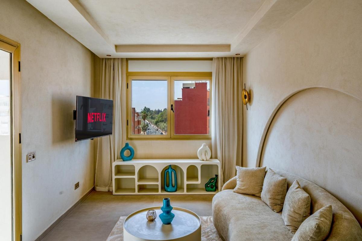 Pearl of Guéliz Netflix, Terrace, Quiet