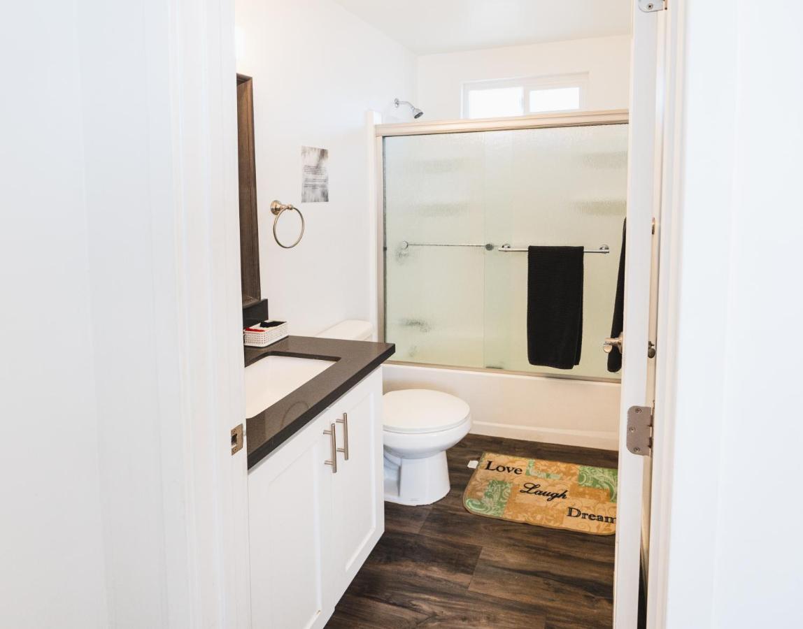 Spacious One-Bedroom With Dining Area & Gated Parking - 3