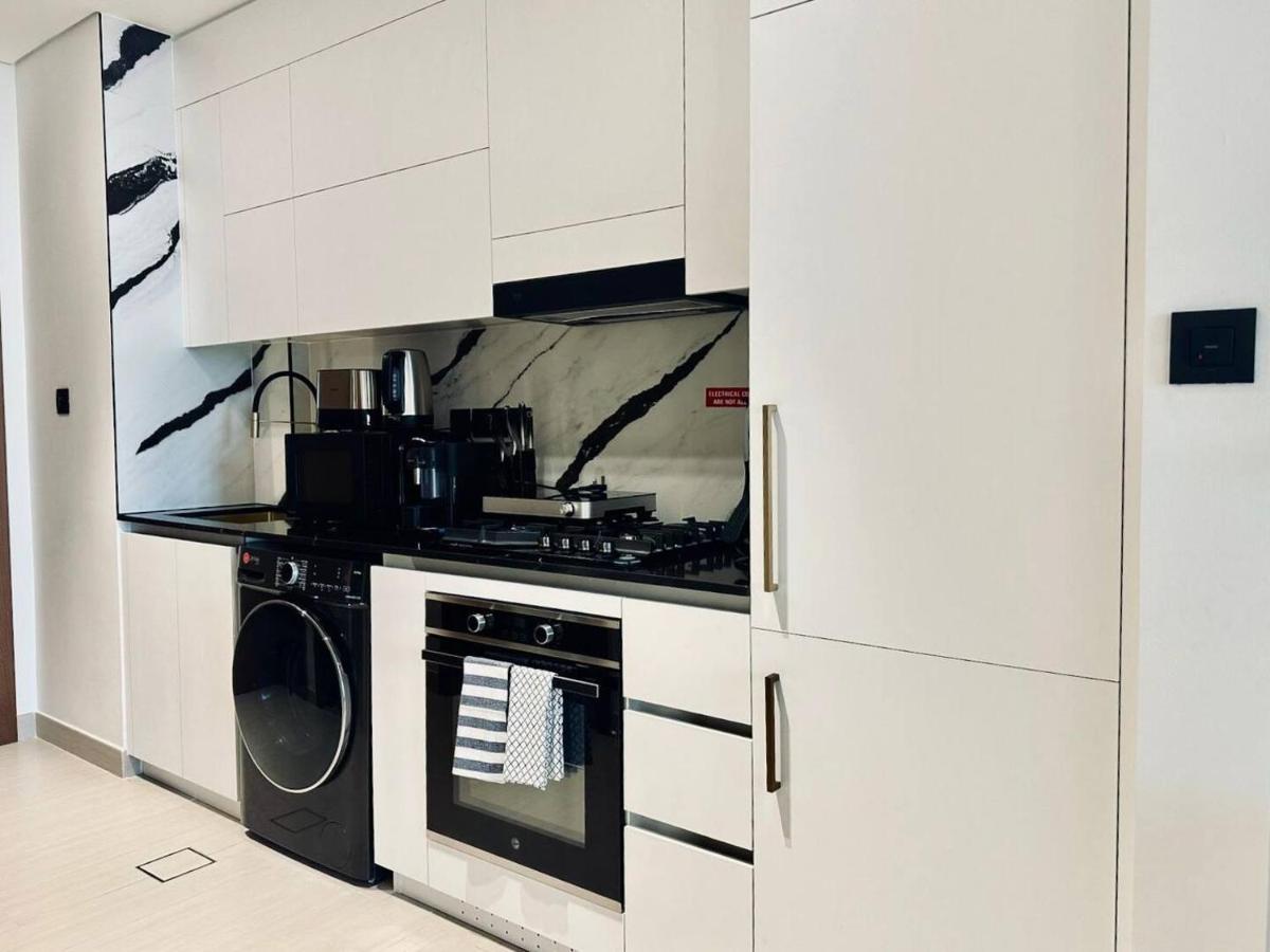 Luxe Studio Retreat Jacuzzi Parking, Pool & Gym - 5