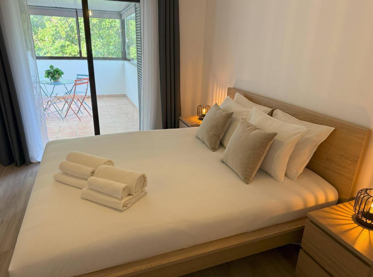 Go4Portugal - Solaina - Modern Condo with AC and Private Balcony