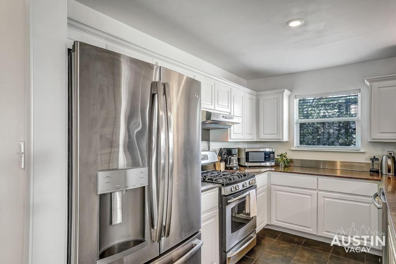 South Congress Living w Gorgeous Porch and Backyard - 4