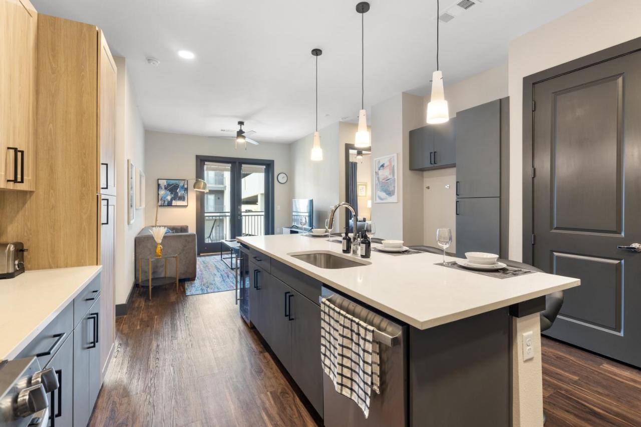 Modern Comfort North Austin with Balcony and Workspace - 3