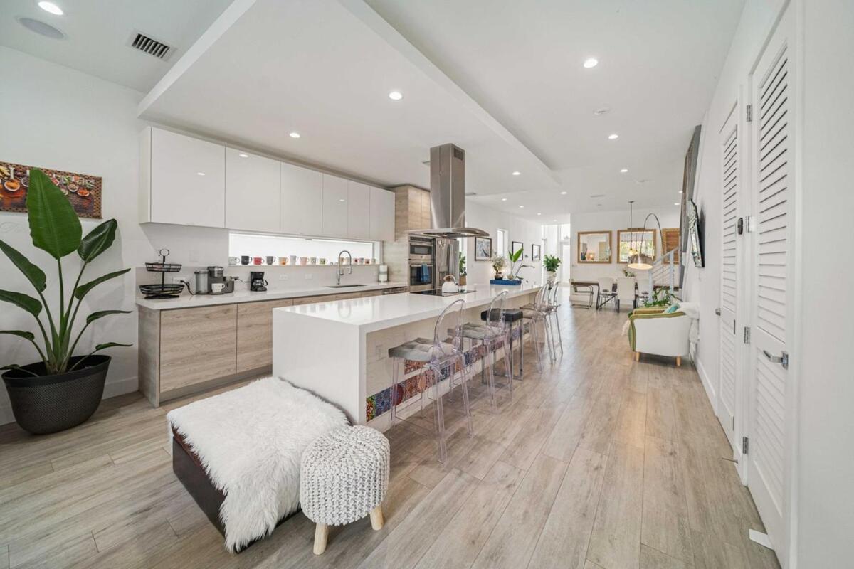 Modern Haven in Paradise w Heated Eco Pool 5B 4B - 5