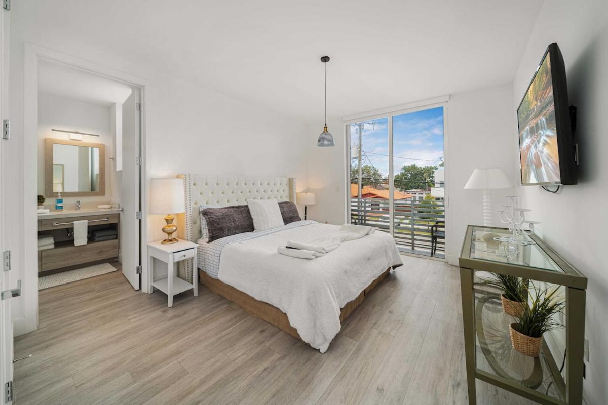 Modern Haven in Paradise w Heated Eco Pool 5B 4B - 2