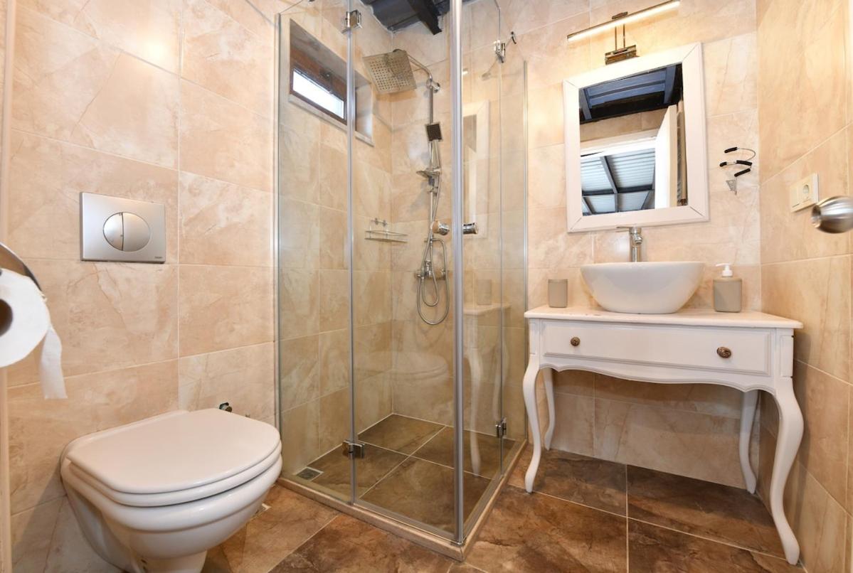 Cute Retro Home Balcony AC Galata - 3