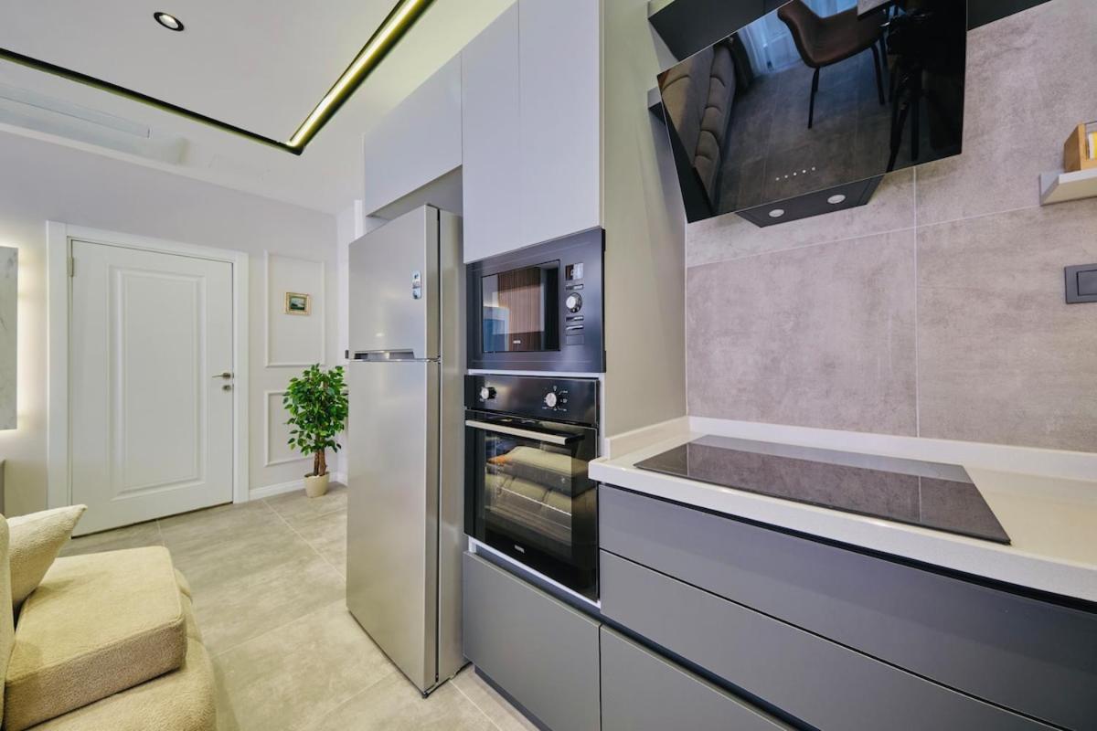 Taksim Square 1 plus 1 fully equipped air conditioned luxury apartment - 3