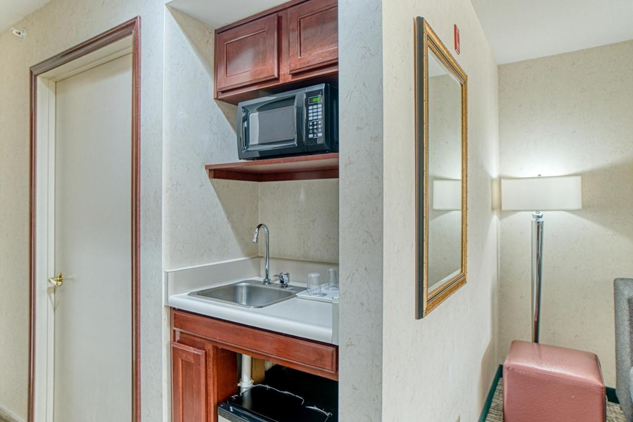 Evergreen Hotel & Suites — photo 19