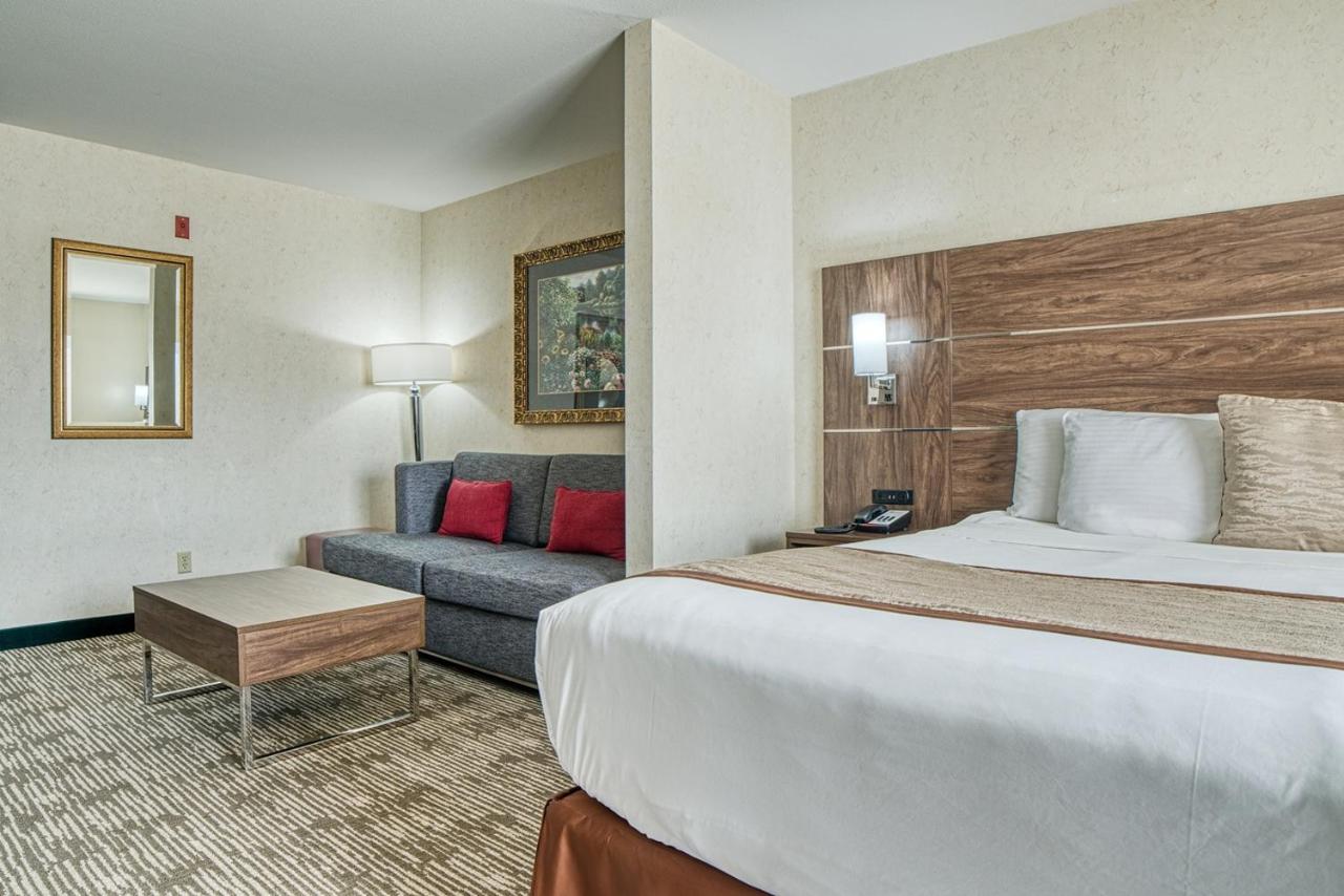 Evergreen Hotel & Suites — photo 20
