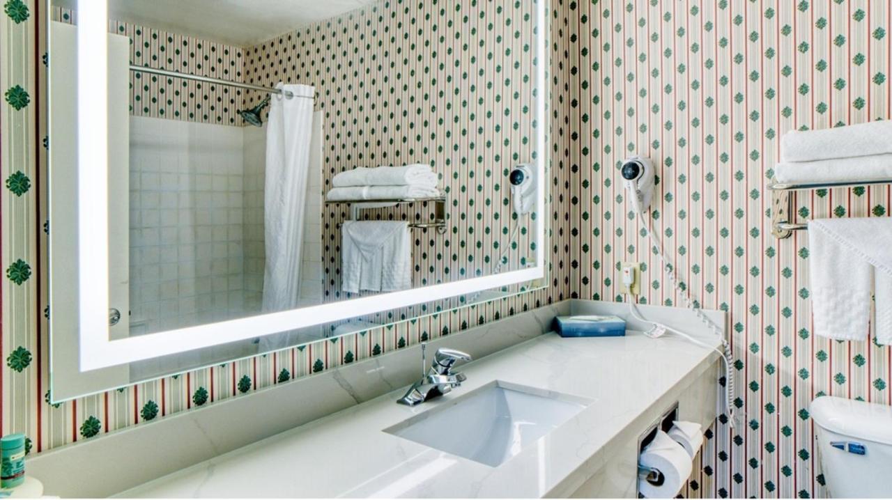 Evergreen Hotel & Suites — photo 3